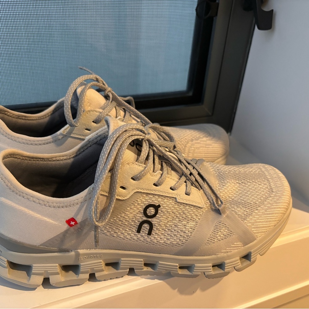 On Running Light Gray Cloud Sneakers - Picture 4 of 4